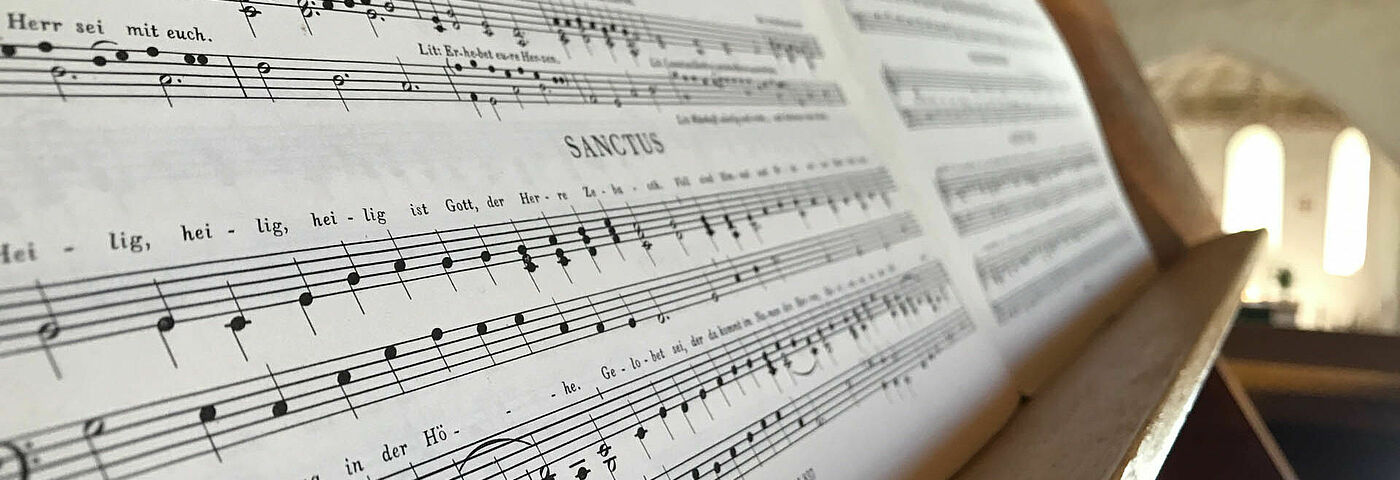 Ein Notenblatt an der Orgel in der Belliner Kirche in Mecklenburg-Vorpommern